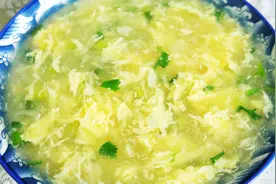 鸡蛋汤的家常做法，做法简易，蛋花大而薄，2颗鸡蛋能做一大锅