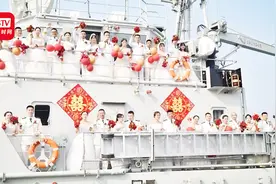硬核新郎团开着军舰接媳妇儿 15名海军小哥的婚礼甜蜜到爆视频封面