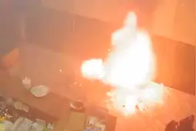 可怕！未充电电瓶室内突发爆燃 如“烟花般”噼里啪啦长达4分钟视频封面
