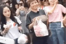 38岁李小璐跟49岁李静现身，街上啃包子接地气，少女感十足视频封面