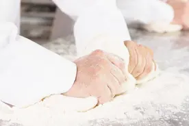 酵母粉和碱面可以一起用吗？大部分人都做错了，抓紧看完告诉家人视频封面