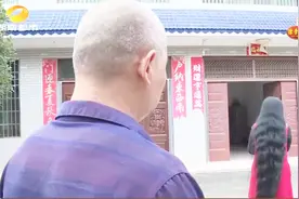 湖南版长发姑娘！女子身高155厘米，头发却有160厘米！视频封面