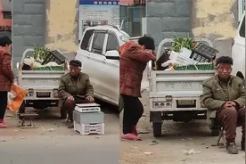 心疼！山东卖菜老夫妻收到百元假钞掩面痛哭，警方：已找到老人视频封面