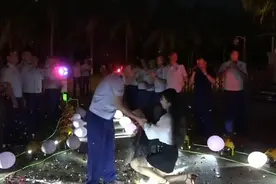 女生向消防男友求婚：394天里听到最多的话是“宝贝 我去集合了”视频封面