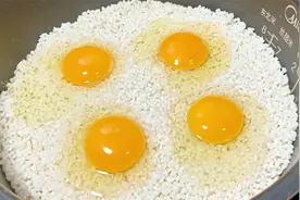 把鸡蛋打入大米中加水一起煮，朋友圈最近最火了，一起来试试吧！