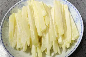 土豆切成条放冰箱，30年老保姆拿手绝活，一上桌就抢光，太厉害了视频封面