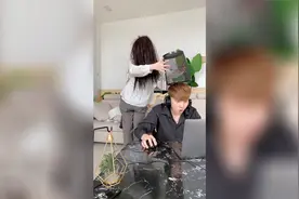 男友沉迷游戏不理我，我反转身体吓一吓他