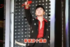 张杰受伤视频全过程：疼到蹲在升降机里许久，看着手指鲜血往下流视频封面