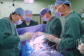 医者：心脏血管被撕开两瓣，医生开刀一看愣住：再晚点人就没了！视频封面