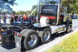 美国大卡车车头很漂亮，这起步速度看起来很猛