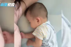 宝宝挨着妈妈睡觉，妈妈换位置后宝宝像开导航一般挪到妈妈身边！视频封面
