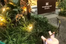 体操好苗子！女孩坐栏杆上身体翻倒，瞬间双手抓住栏杆悬空在下面视频封面