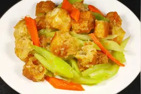 炒油条吃过吗？油条搭配芹菜一起炒香脆美味又下饭，别有一番风味视频封面