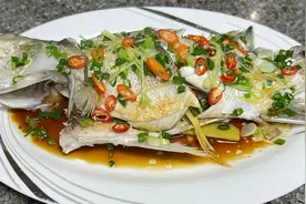 油盐水浸鲈鱼的做法，肉质嫩滑鲜香，我比清蒸的还要好吃视频封面