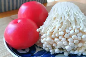 1把金针菇2个西红柿，教你做酸辣汤，酸辣鲜香，暖心又暖胃，解馋