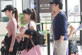 人品遭质疑！37岁身家十亿钢琴家不帮老婆提行李：全程手插袋耍酷视频封面