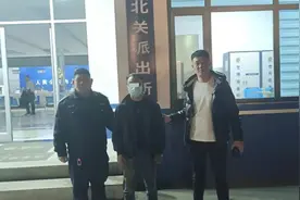 一男子为寻求刺激男扮女装流窜作案专偷女人鞋，自称患“女装癖”视频封面