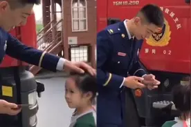 神助攻！消防支队幼儿园演讲引骚动，萌娃替老师要帅气小哥微信视频封面