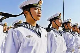 不止中国海军有，海军帽子上的飘带是干啥用的？源于纪念一位将军