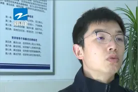 快递员“神操作” 帮老人付款玩猫腻视频封面