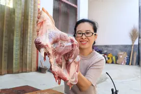 小猪豪气买了4斤猪肉80块钱，一个小时没炖烂，这是怎么回事？视频封面