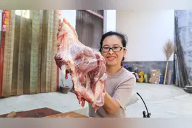 小猪豪气买了4斤猪肉80块钱，一个小时没炖烂，这是怎么回事？视频封面
