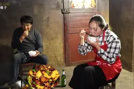 大山里真实生活，晚餐做柴火干锅鸡吃，看父女俩的吃相我流口水了视频封面