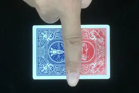 魔术：完全不换牌！红色的牌瞬间变成蓝色，简单你能做到吗视频封面