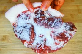 解冻肉切记不要用热水泡，肉店老板教我一招，吃起来和鲜肉一样视频封面
