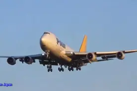 从上海飞来的美国polar航空波音747-400F飞机降落东京成田机场视频封面