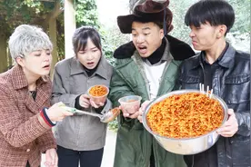 爆笑短剧：工地食堂技能评比，老奶奶凭借手抖轻松赢得第一名视频封面