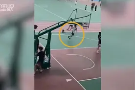 男生在操场被狗狗疯狂追赶 周围学生爬上篮球杆看热闹视频封面