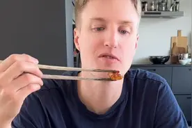 媳妇做辣子鸡丁，挪威父子吃的不亦乐乎，中国美食太有诱惑力了！视频封面