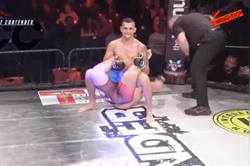 被称为“假打”的WWE招式用到实战中，瞬间秒杀对手，威力惊人！视频封面
