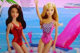 芭比娃娃去水上乐园玩，结果没有泳衣，用橡皮泥做了一件