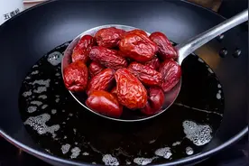 把红枣放进滚烫油锅里，出锅瞬间变美食，第一次见这做法，真解馋视频封面