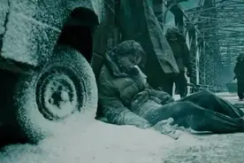 一群人躲在地下，听见敲打声误以为有同伴，结果是食人魔在砍尸体视频封面