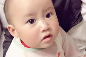 15个月女儿看爸爸吃她的剩饭，心疼爸爸，赶紧喊喊爸爸安慰一下视频封面