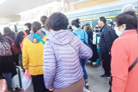 昨天早上从西安出发，坐了20多小时的火车，今早9点多到达敦煌视频封面