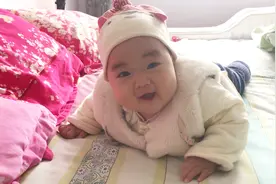 农村6个月萌宝第一次带帽子，到底好看不好看？听听宝爸咋说的视频封面