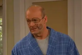 大叔太可怜了想吃个甜甜圈，被老婆整蛊弄得满脸是面粉，爆笑！