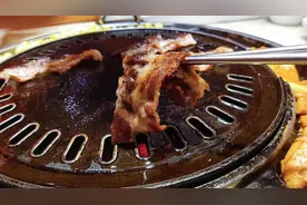 炭火烤肉好吃的关键，是五花肉切得薄，吃在嘴里不油腻视频封面