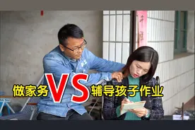 一双鞋进价45甩卖30，顾客给100却发现是假的，老板亏了多少？