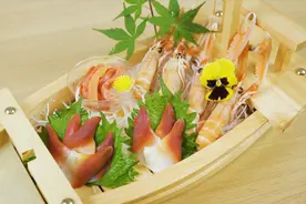 用北极贝、冰山蚌和鳌虾在家自制日料店里吃不起的刺身船！视频封面