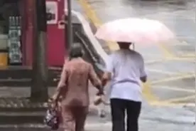 大雨中爷爷撑伞却让奶奶独自淋雨，奶奶一个动作网友心中五味杂陈