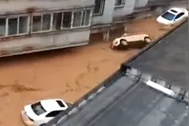 山西临汾突降暴雨 道路积水多辆车被冲跑 消防员深夜挨家挨户排查视频封面