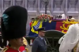 英国女王遗体运离威斯特敏宫 灵柩上摆放王旗王冠权杖视频封面
