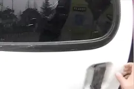 6座车坐了31人！浙江民警拦下小车检查，打开车门被眼前所吓到视频封面