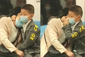 小暖男！南京地铁上妈妈靠儿子肩膀上休息，男孩抱着妈妈轻轻拍抚视频封面