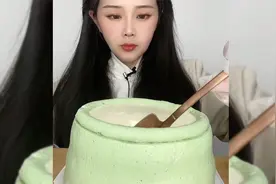 小姐姐吃抹茶白巧蛋糕，一整个全吃完，馋得我咽了咽口水！视频封面